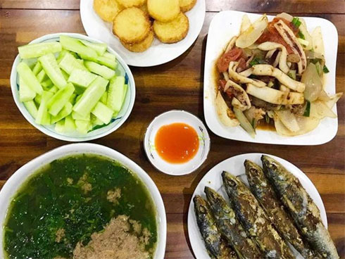 Mâm cơm đầy đặn nhưng vẫn bị chê thậm tệ, cô nàng kể khổ với dân mạng thì nhận được câu hỏi ngược thế này-2