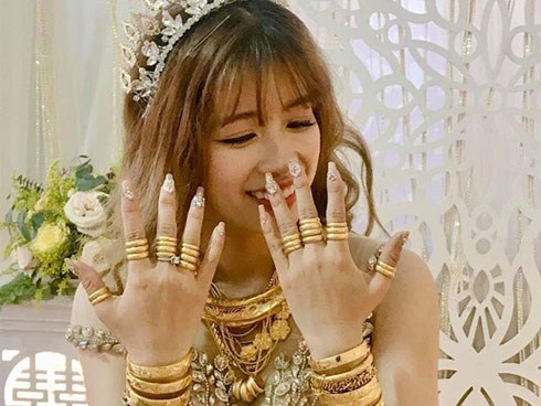 Hình ảnh cô dâu đeo vàng trĩu người khiến dân mạng hài hước xuýt xoa: 