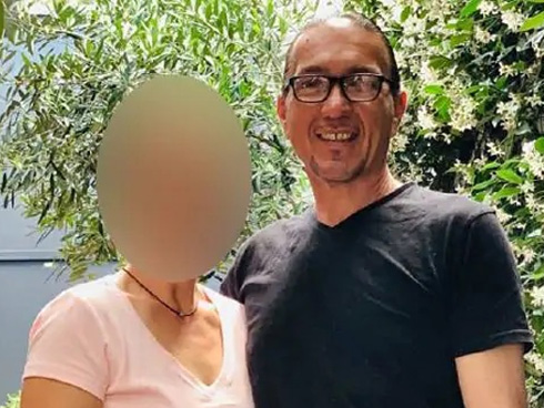 Thầy giáo thể dục bắt nữ sinh cởi áo, lấy tay sờ ngực rồi nói: Để giảm đau cơ-2