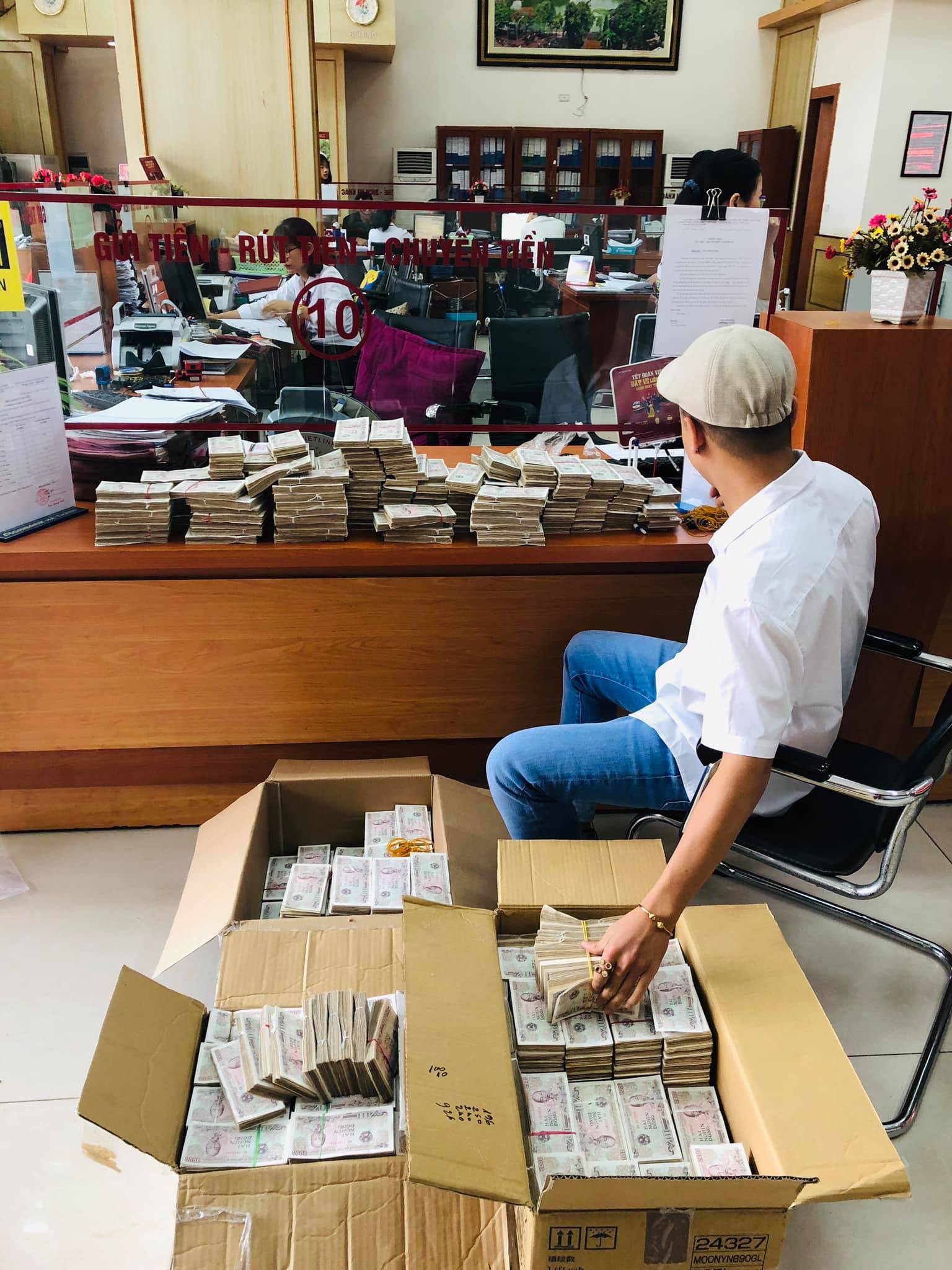 Hình ảnh nam thanh niên lầy lội mang 200 triệu toàn mệnh giá 2.000 đồng đi gửi ngân hàng khiến nhiều người xôn xao-1