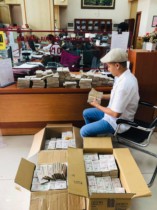 Hình ảnh nam thanh niên lầy lội mang 200 triệu toàn mệnh giá 2.000 đồng đi gửi ngân hàng khiến nhiều người xôn xao-2