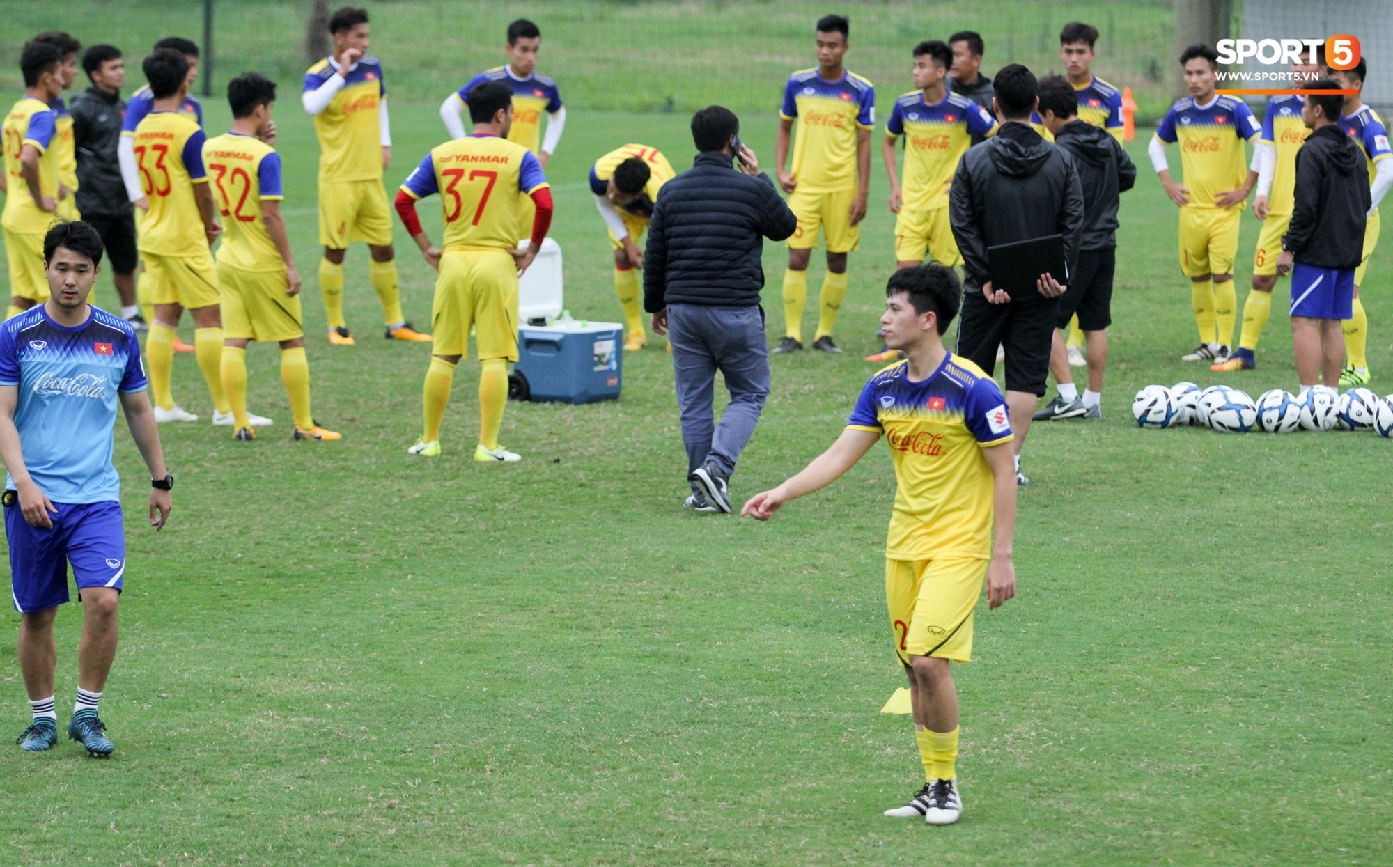 Trọng ỉn nhăn nhó vì đau, gặp khó khi sử dụng chân thuận khiến HLV Park Hang Seo lo lắng-1