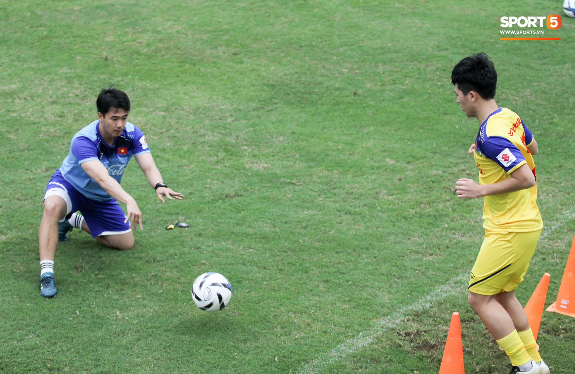 Trọng ỉn nhăn nhó vì đau, gặp khó khi sử dụng chân thuận khiến HLV Park Hang Seo lo lắng-3