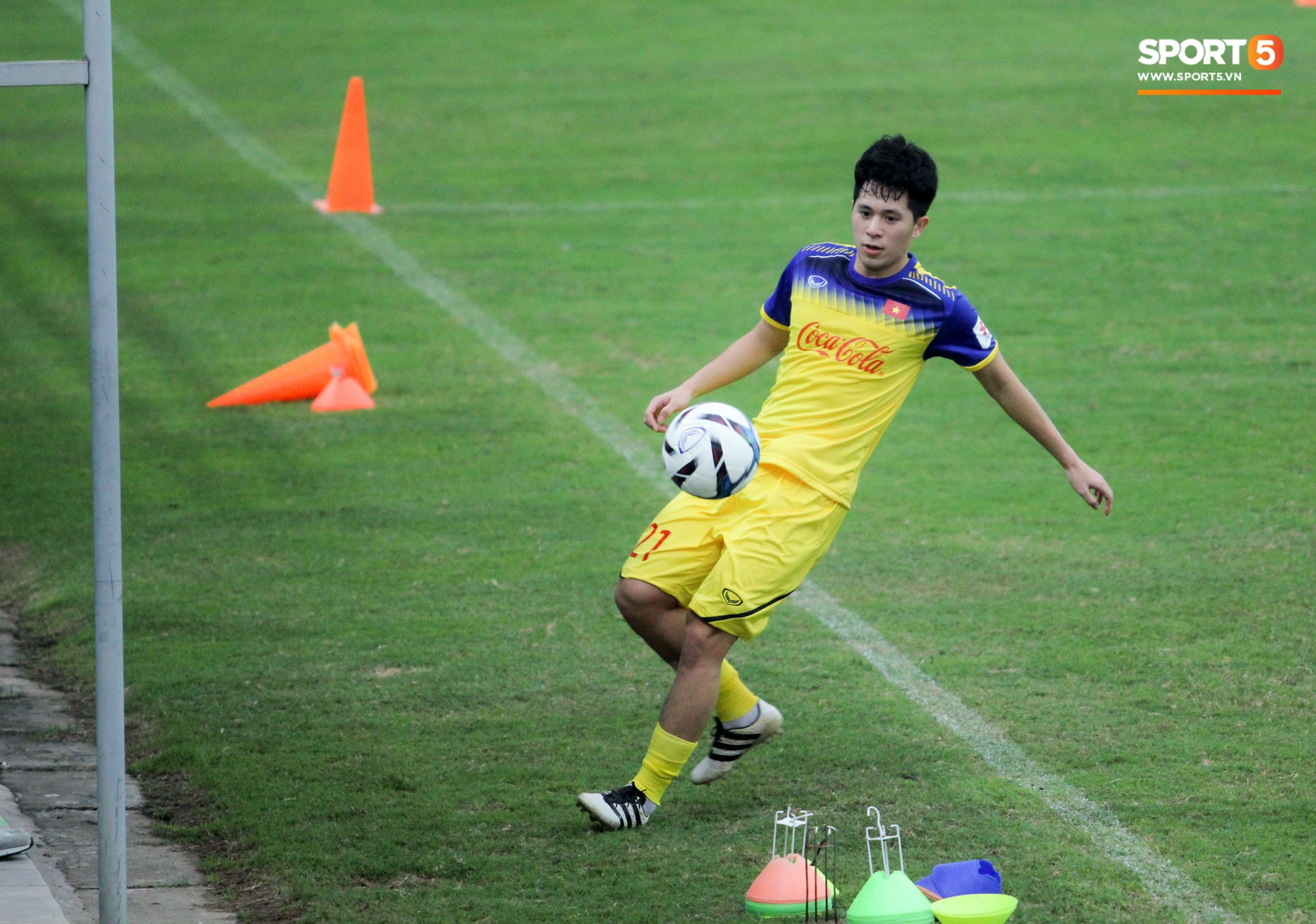 Trọng ỉn nhăn nhó vì đau, gặp khó khi sử dụng chân thuận khiến HLV Park Hang Seo lo lắng-7