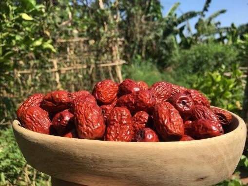 Lạ lùng: Chị em lùng mua đặc sản táo đỏ Tàu ngon bổ 300.000 đồng/kg-2