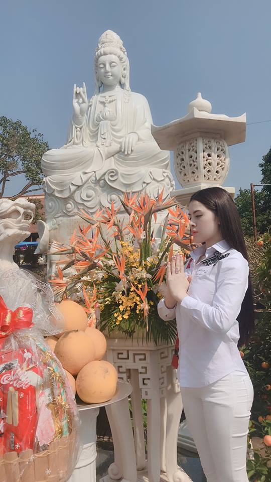 Sau khi lặn mất tăm vì bị kết luận bán dâm, Thư Dung lại tiếp tục chiêu bài khoe thân và gương mặt nhọn như rắn-9