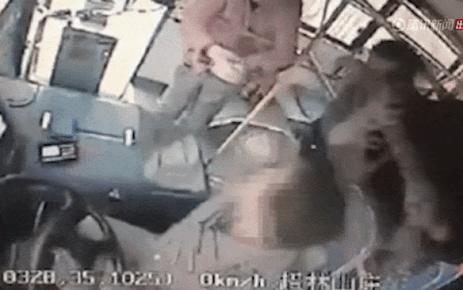 Bị nhắc nhở không được hút thuốc trên xe, người phụ nữ nổi điên thắt cổ tài xế xe buýt-1