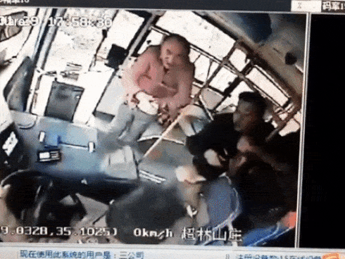 Tài xế hổ báo: Xin vượt không được, rút ngay súng giải quyết-1