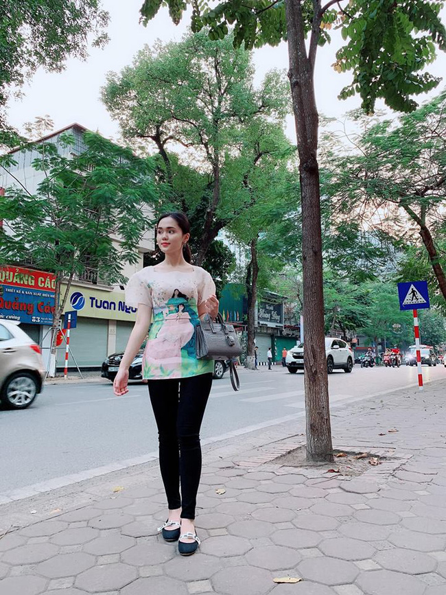 Được Duy Mạnh tặng giày hiệu, Quỳnh Anh đi đâu làm gì cũng chỉ diện quà mà bạn trai mua-2