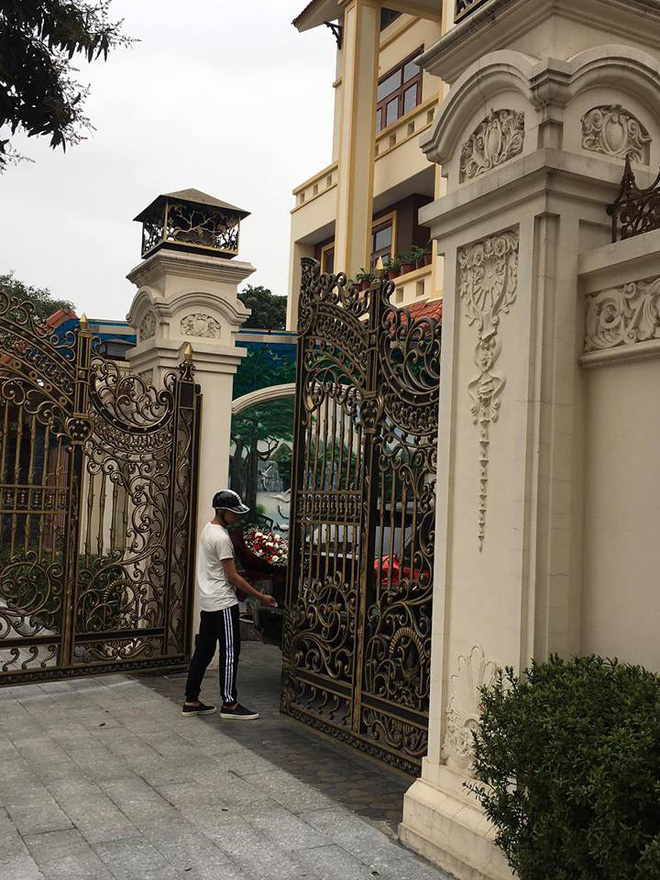 Ôm hoa đứng trước biệt phủ sáng 8/3, bao lời đồn bủa vây xung quanh chàng trai-2