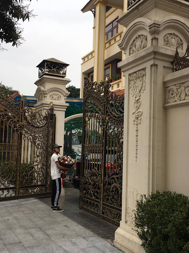 Ôm hoa đứng trước biệt phủ sáng 8/3, bao lời đồn bủa vây xung quanh chàng trai-3