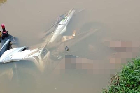 Thi thể nam thanh niên được phát hiện nằm nghiêng cạnh xe máy Exciter dưới mương nước-2