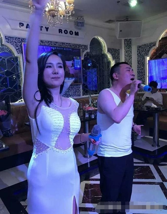 Can Lộ Lộ: Người đẹp khoe thân hết thời phải đi hát tại quán karaoke-2