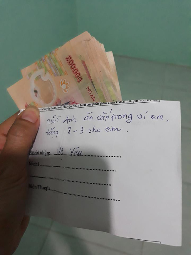 Vợ trẻ khoe món quà ngày 8/3 là xấp tiền 200 nghìn dày cộp, nhưng thư tay chồng viết mới thật buồn cười-1