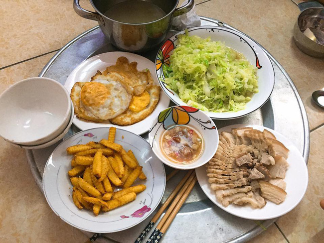 Mâm cơm chồng nấu cho vợ ngày 8/3 khiến chị em xuýt xoa, nhưng tất cả trở mặt khi phát hiện điểm đáng ngờ-2