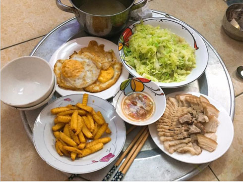 Khoe mâm cơm thịnh soạn phải nấu mất 2 tiếng, cô nàng bị chê tả tơi vì lý do không ngờ-2