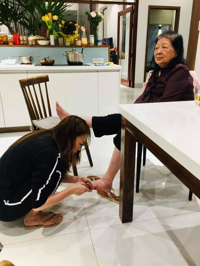 Mỹ Tâm đi tông, ngồi dưới sàn nhà cắt móng chân cho mẹ gây xúc động ngày 8/3-1