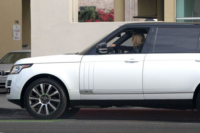 Những nữ minh tinh sở hữu xe hơi oách hơn chồng-14