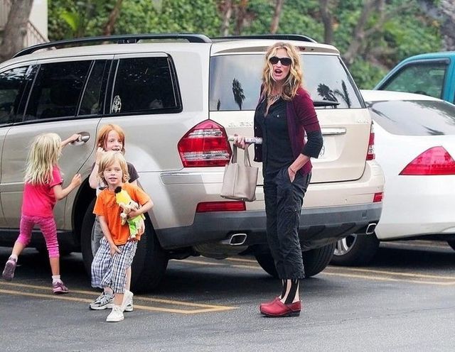 Những nữ minh tinh sở hữu xe hơi oách hơn chồng-8