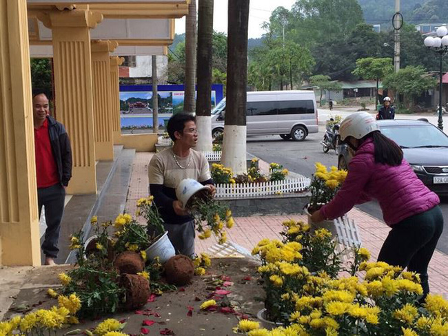 Phản cảm cảnh tranh cướp hoa trang trí ở ga Đồng Đăng-1