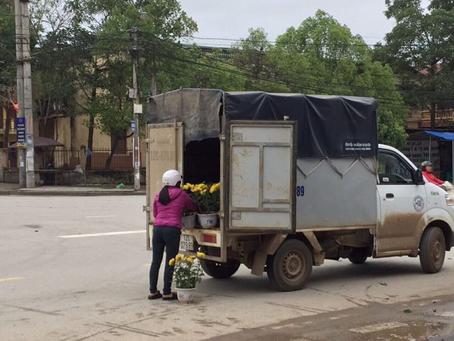 Phản cảm cảnh tranh cướp hoa trang trí ở ga Đồng Đăng-2