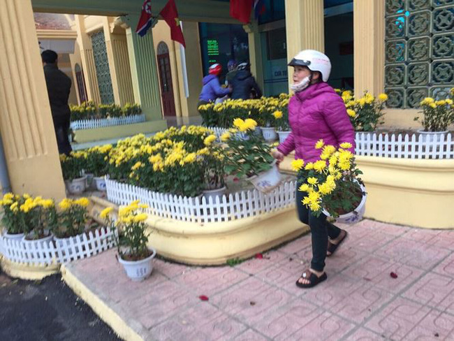 Phản cảm cảnh tranh cướp hoa trang trí ở ga Đồng Đăng-3