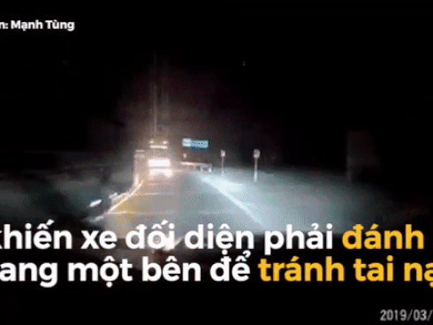 Xe khách vượt ẩu, suýt gây tai nạn trong đêm