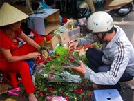 TP.HCM: Giá hoa cao ngất ngưởng, các ông chồng vẫn hớn hở chở con ra chợ để mua hoa về tặng vợ trong ngày 8/3