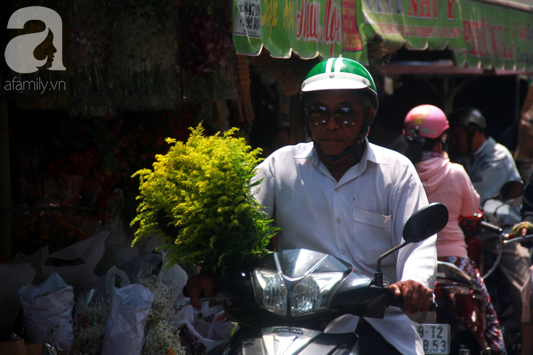 TP.HCM: Giá hoa cao ngất ngưởng, các ông chồng vẫn hớn hở chở con ra chợ để mua hoa về tặng vợ trong ngày 8/3-5