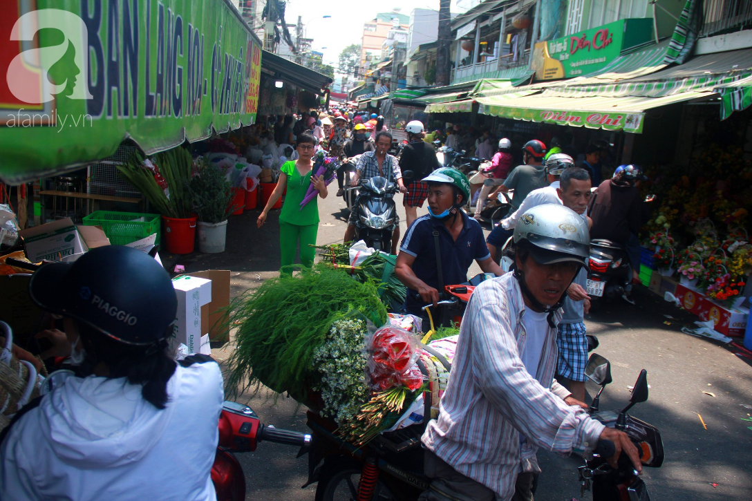 TP.HCM: Giá hoa cao ngất ngưởng, các ông chồng vẫn hớn hở chở con ra chợ để mua hoa về tặng vợ trong ngày 8/3-1