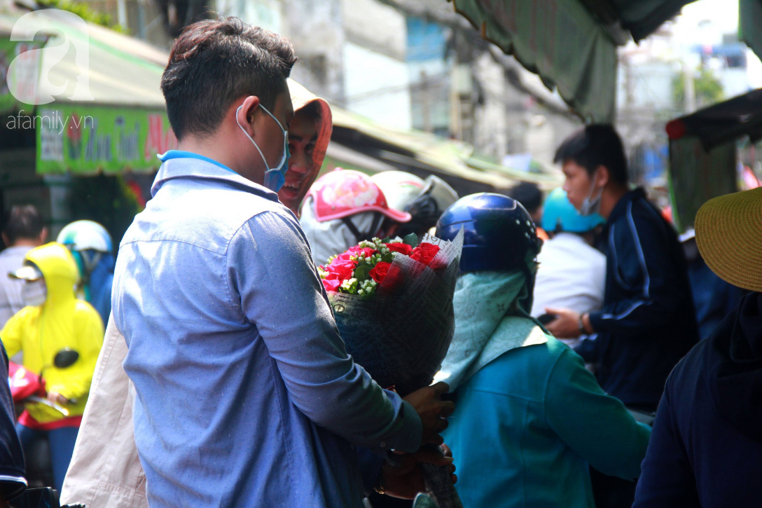 TP.HCM: Giá hoa cao ngất ngưởng, các ông chồng vẫn hớn hở chở con ra chợ để mua hoa về tặng vợ trong ngày 8/3-7
