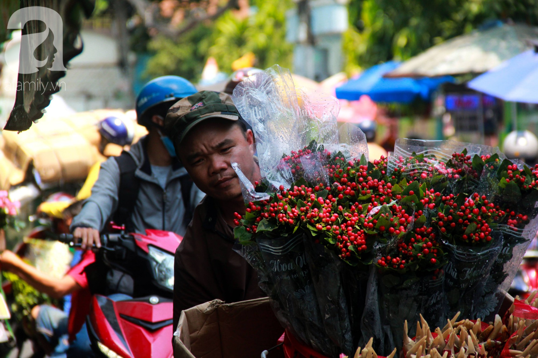 TP.HCM: Giá hoa cao ngất ngưởng, các ông chồng vẫn hớn hở chở con ra chợ để mua hoa về tặng vợ trong ngày 8/3-8