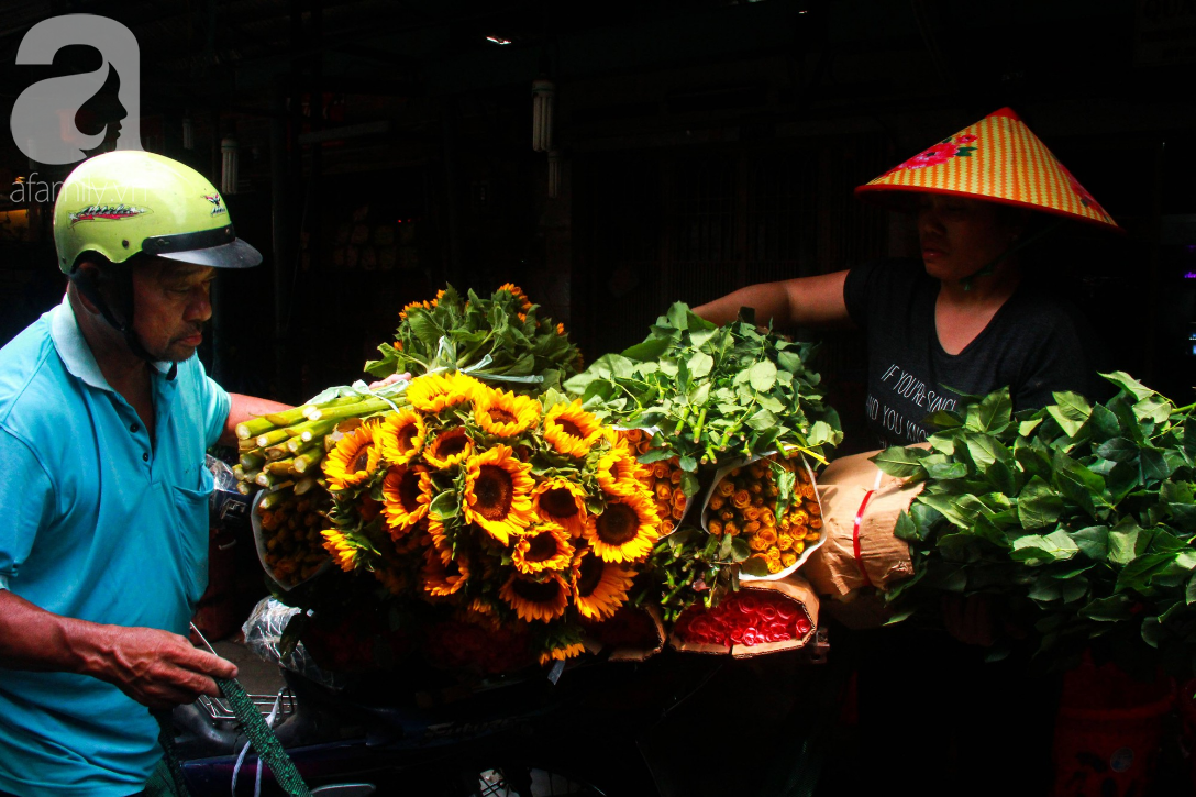 TP.HCM: Giá hoa cao ngất ngưởng, các ông chồng vẫn hớn hở chở con ra chợ để mua hoa về tặng vợ trong ngày 8/3-11