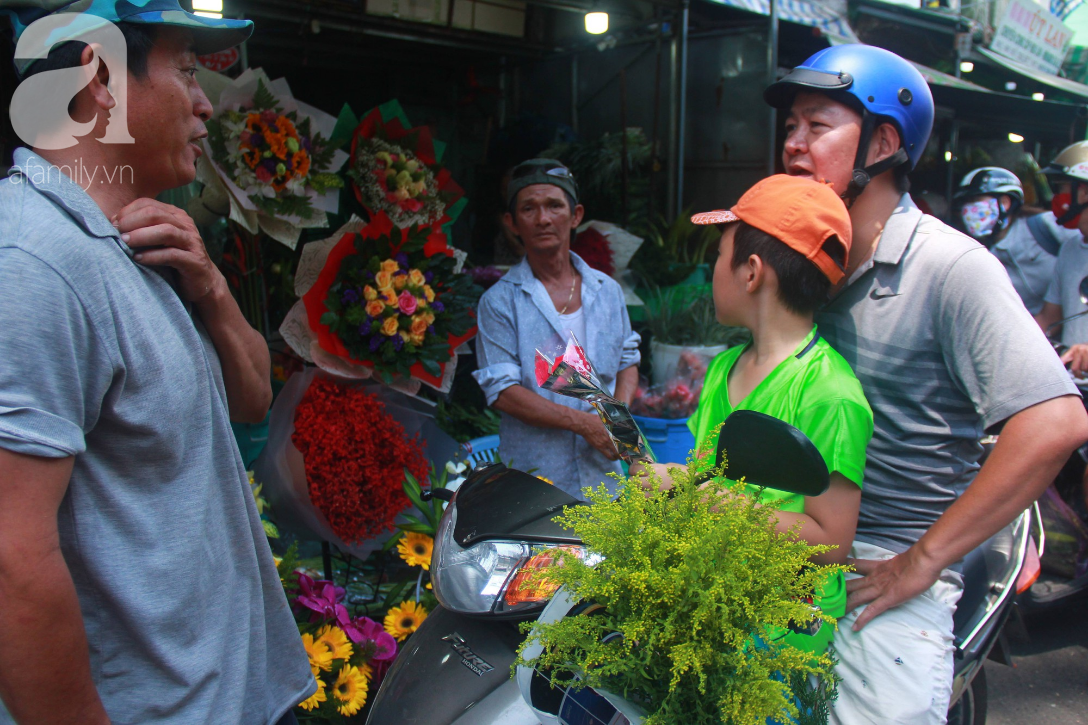 TP.HCM: Giá hoa cao ngất ngưởng, các ông chồng vẫn hớn hở chở con ra chợ để mua hoa về tặng vợ trong ngày 8/3-3