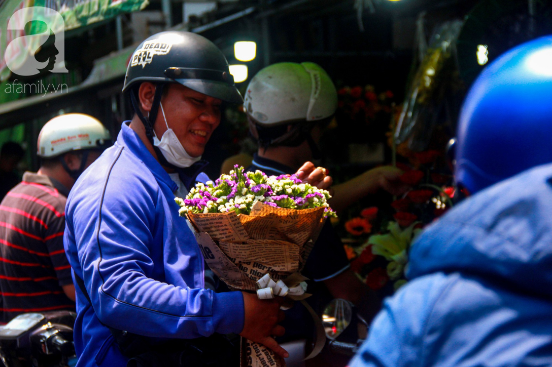 TP.HCM: Giá hoa cao ngất ngưởng, các ông chồng vẫn hớn hở chở con ra chợ để mua hoa về tặng vợ trong ngày 8/3-12