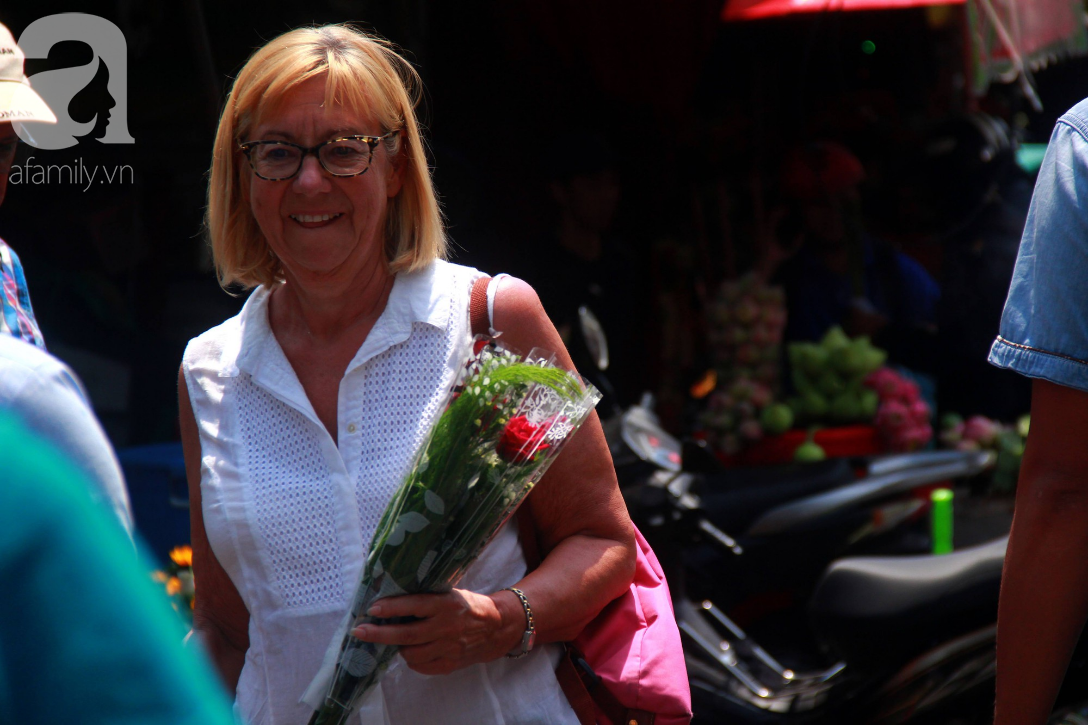 TP.HCM: Giá hoa cao ngất ngưởng, các ông chồng vẫn hớn hở chở con ra chợ để mua hoa về tặng vợ trong ngày 8/3-6