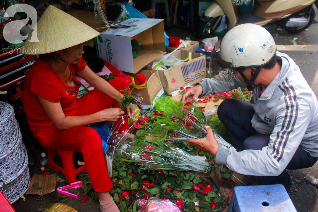 TP.HCM: Giá hoa cao ngất ngưởng, các ông chồng vẫn hớn hở chở con ra chợ để mua hoa về tặng vợ trong ngày 8/3-2