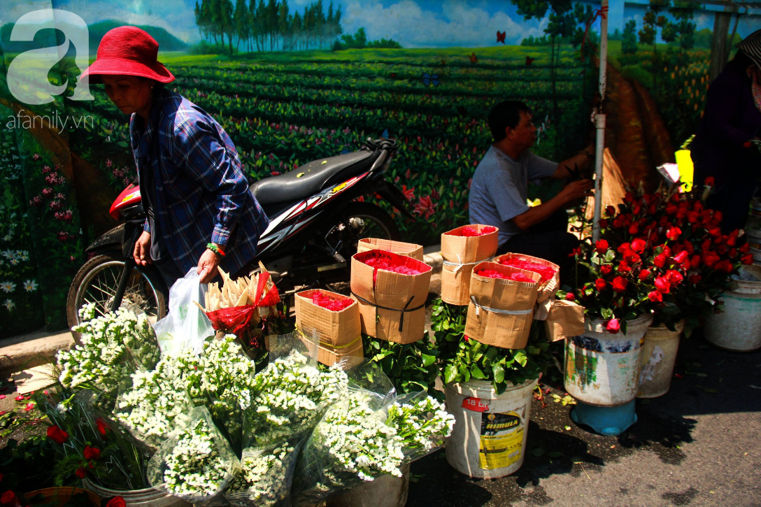 TP.HCM: Giá hoa cao ngất ngưởng, các ông chồng vẫn hớn hở chở con ra chợ để mua hoa về tặng vợ trong ngày 8/3-13