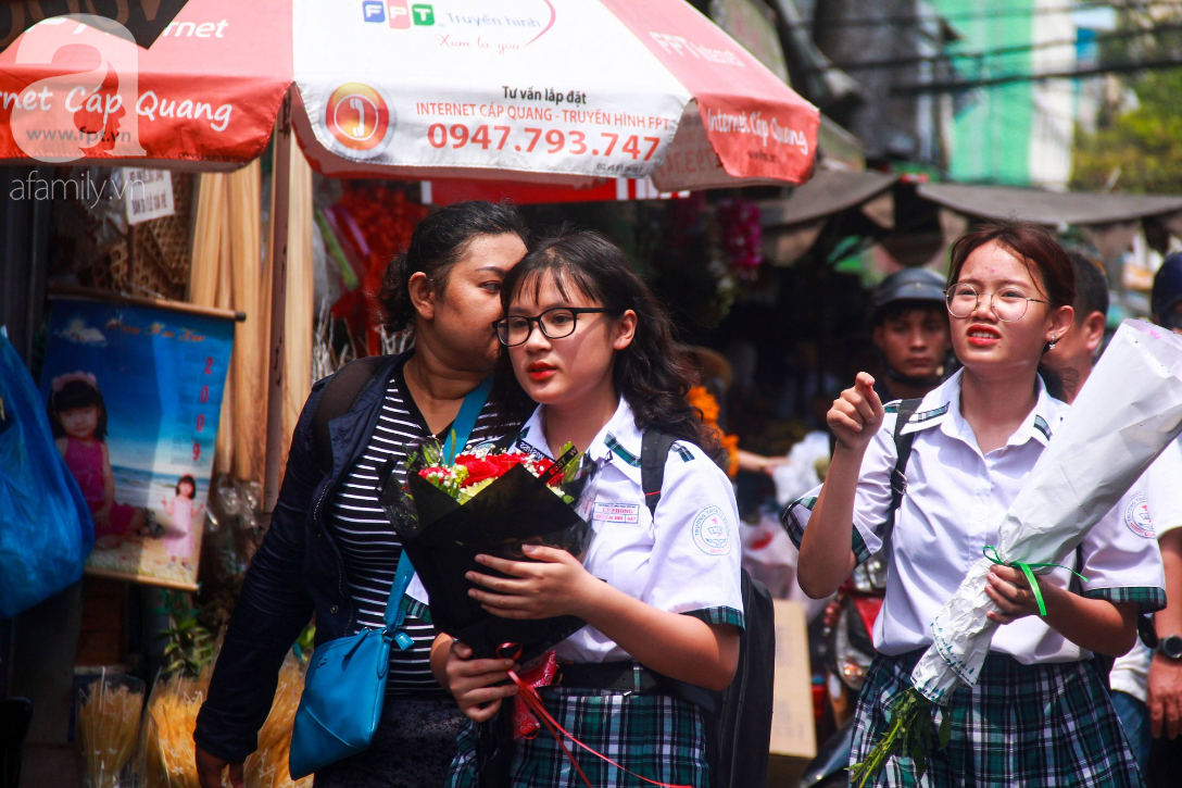 TP.HCM: Giá hoa cao ngất ngưởng, các ông chồng vẫn hớn hở chở con ra chợ để mua hoa về tặng vợ trong ngày 8/3-14