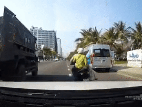 Xử lý nam thanh niên chở vợ, cầm gạch ném vỡ kính ô tô tải đang chạy trên đường phố Đà Nẵng-1