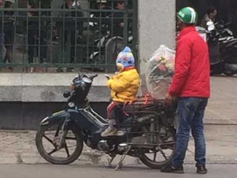 Địu con trước ngực dạo bờ hồ ngày mưa bụi, sắc mặt của bố bỉm sữa mới là thứ gây chú ý-2