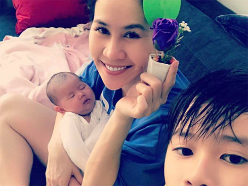 Chịu khó bế em chuẩn soái ca đảm là thế nhưng con trai Thân Thúy Hà lại có phản ứng khó đỡ khi em gái làm việc này-4