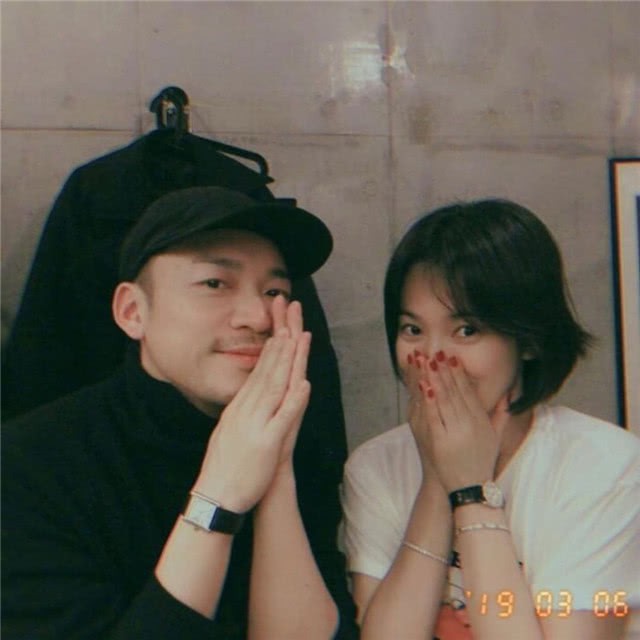 Ơn giời, Song Joong Ki cuối cùng cũng đã chịu đeo nhẫn cưới rồi!-1