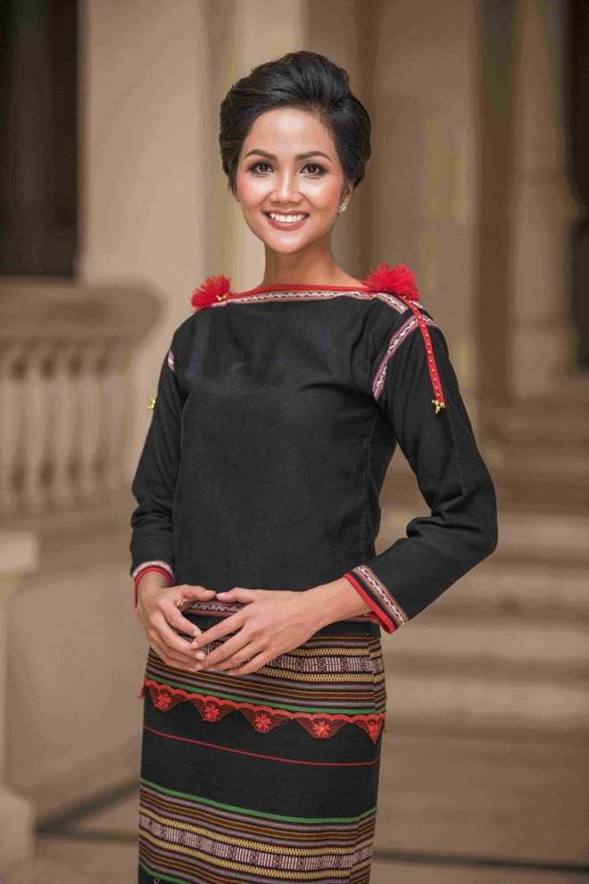 Dù là Hoa hậu đẹp nhất thế giới, HHen Niê cũng từng đầu hàng với những kiểu tóc này-11