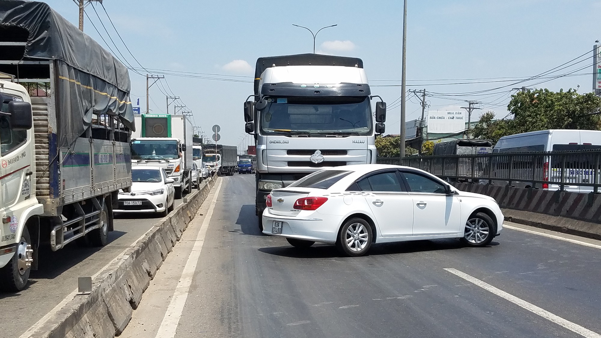 Nam tài xế kêu cứu thất thanh trong xế hộp xoay ngang bị xe tải đẩy hơn 20m trên quốc lộ 1-1