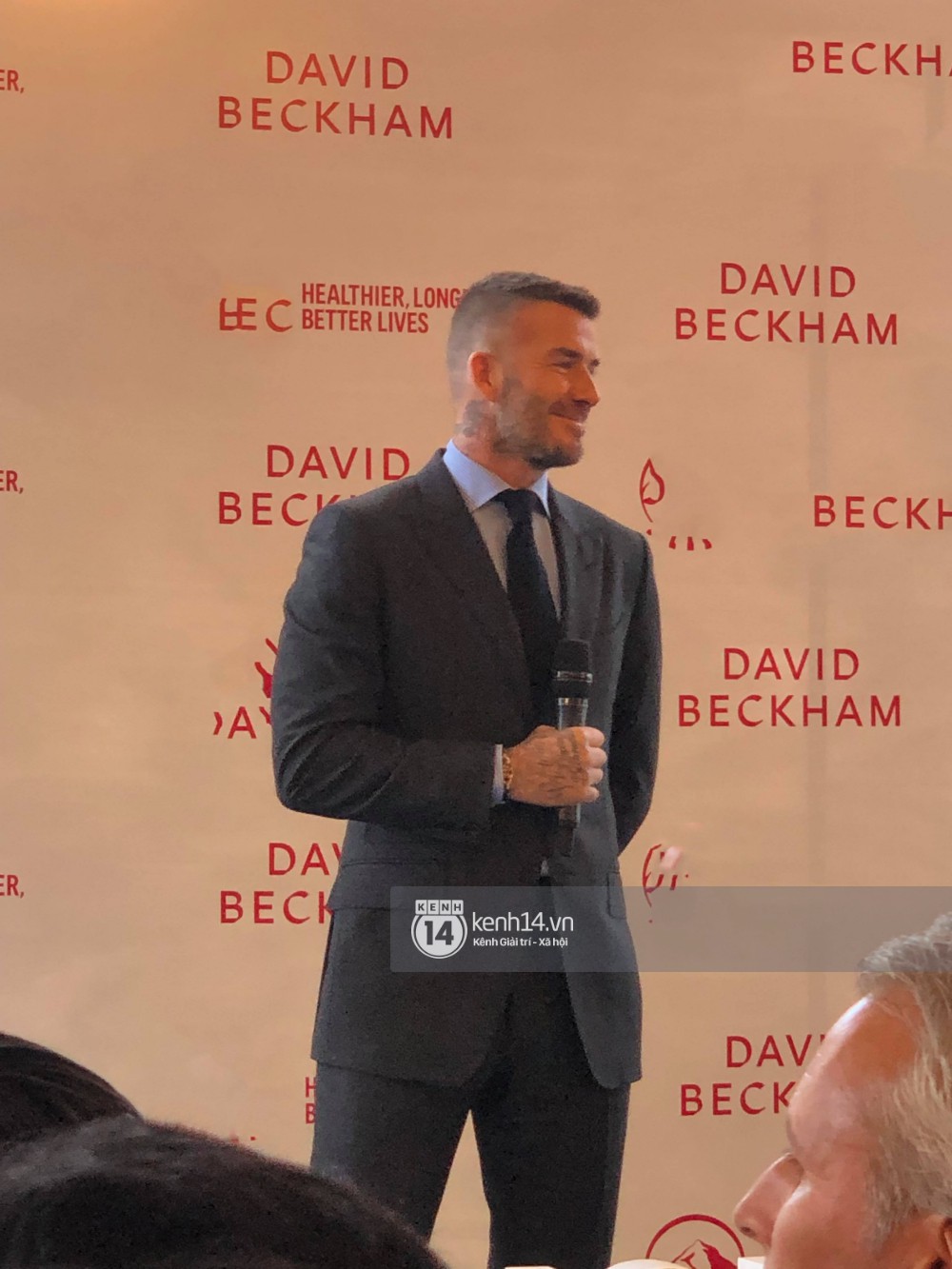 David Beckham được bảo vệ nghiêm ngặt, diện vest lịch lãm tại họp báo ở Việt Nam-1