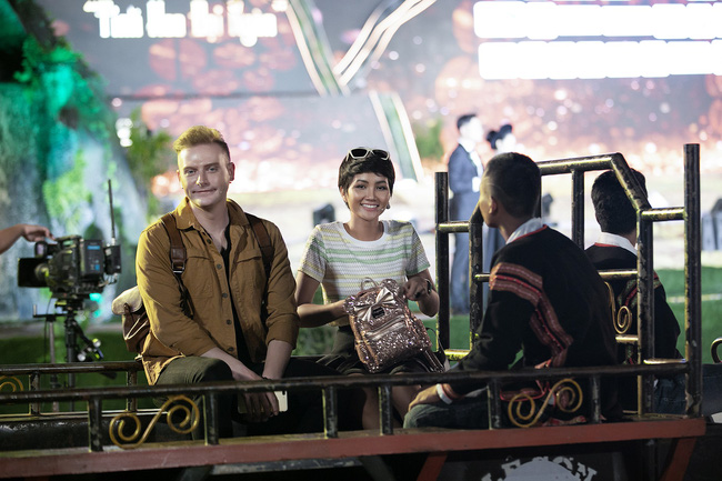 Hoa hậu HHen Niê gây ngỡ ngàng khi ăn mặc như học sinh ngồi xe công nông tiến vào sân khấu-3