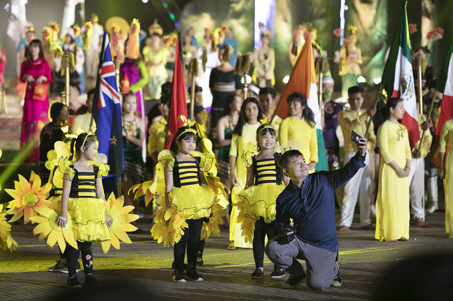 Hoa hậu HHen Niê gây ngỡ ngàng khi ăn mặc như học sinh ngồi xe công nông tiến vào sân khấu-10