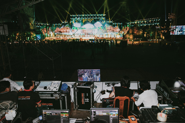 Hoa hậu HHen Niê gây ngỡ ngàng khi ăn mặc như học sinh ngồi xe công nông tiến vào sân khấu-11