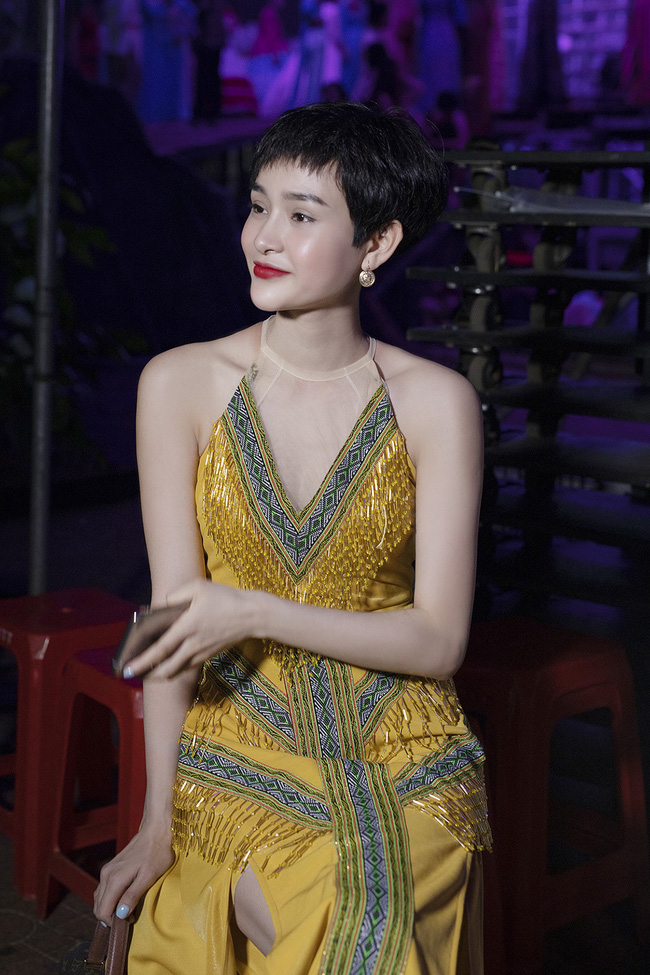 Hoa hậu HHen Niê gây ngỡ ngàng khi ăn mặc như học sinh ngồi xe công nông tiến vào sân khấu-13